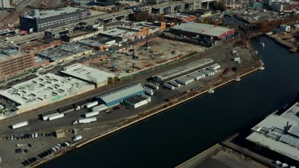 Vista aerea sito logistico sul lungomare. Inclinazione rivelano di autostrada trafficata e edificio in città. Queens, New York, Stati Uniti — Video Stock