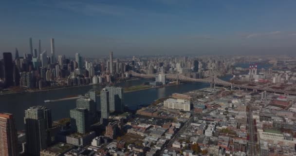 Luchtfoto panoramisch uitzicht op de ontwikkeling in grote stad. Manhattan, Queens en Queensboro brug over de rivier ertussen. New York City, Verenigde Staten — Stockvideo