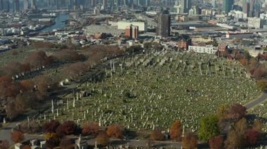 Eski Calvary Mezarlığı 'nın yüksek açılı manzarası. Manhattan gökdelenleriyle gökdelenleri yukarı kaldır. Queens, New York City, ABD