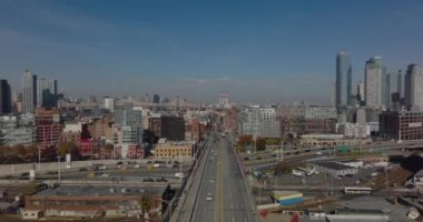 İleriye doğru çok şeritli ana yolun üzerinden uçun. Köprü üzerinden, yoğun yola çıkıyor. Şehirdeki ulaşım altyapısı. Queens, New York City, ABD