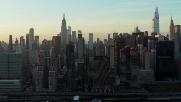 Höga byggnader mitt i stan. Ikoniska Empire State Building reser sig över den omgivande utvecklingen. Manhattan, New York City, USA — Stockvideo