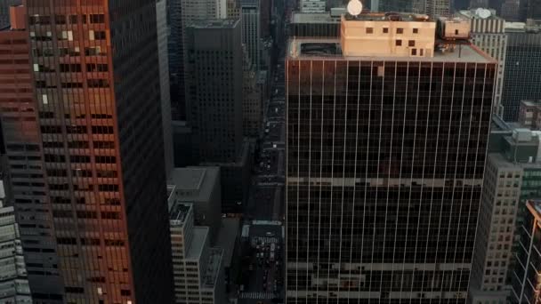 Edifícios de escritórios altos no centro da cidade. Incline-se revelar de arranha-céus do centro na hora do pôr-do-sol. Manhattan, Nova Iorque, EUA — Vídeo de Stock