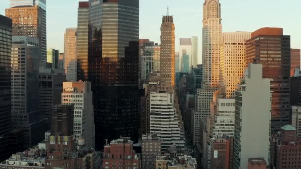 Edifícios modernos de arranha-céus com fachadas de vidro brilhantes que refletem o colorido céu do pôr-do-sol. Manhattan, Nova Iorque, EUA — Vídeo de Stock