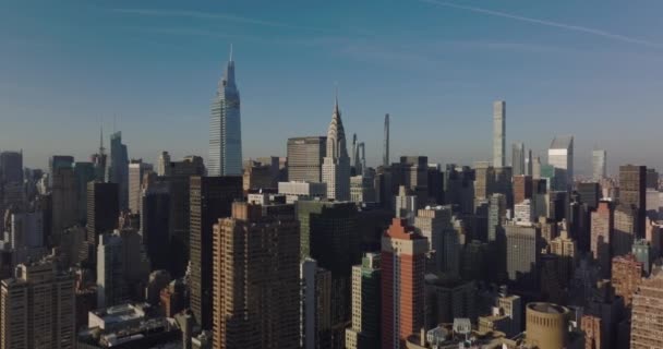 Şehir merkezindeki kulelerin manzarası yükseldi. Yüksek kuleli ikonik Chrysler binasına gidiyoruz. Manhattan, New York City, ABD — Stok video