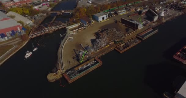 Aerial descending footage of loading scrap to barge. Recycling facility on Newtown Creek waterfront. New York City, USA — Vídeo de Stock
