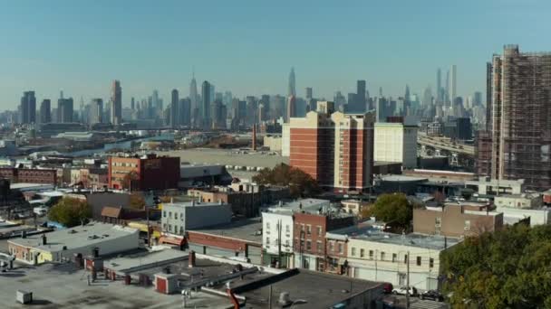 Fly above urban neighbourhood. Skyline with modern skyscrapers in background. Backwards reveal of historic Calvary Cemetery. New York City, USA — Vídeo de Stock