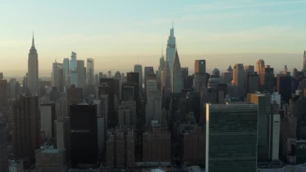 Ciudad al atardecer. Varias oficinas altas de edificios de apartamentos en el centro de la ciudad contra el cielo colorido. Manhattan, Nueva York, Estados Unidos — Vídeos de Stock