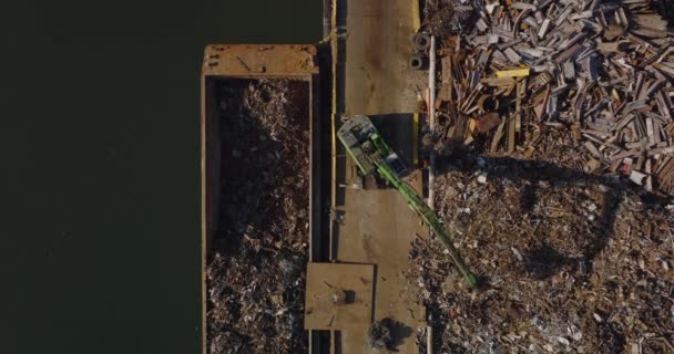 Les oiseaux aériens regardent au-dessus des images du transport de matières séparées pour recyclage. New York, États-Unis — Video