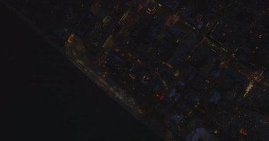 Akşam kasabasındaki hava kuşları tepeden aşağı trafiği izliyorlar. Yüksek açılı caddeler ve düzenli inşa edilmiş bloklar. Manhattan, New York City, ABD