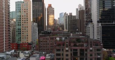 Şehirdeki yüksek apartmanlar arasında ileriye doğru uçuyor. Çeşitli renklerde. Manhattan, New York City, ABD