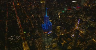 Bir Vanderbilt gökdeleninin yüksek açılı mavi manzarası. Arka planda bir gece şehri. Manhattan, New York City, ABD