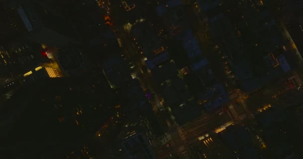 Ptaki lotnicze oko nad głową z góry na dół widok miasta w nocy. Latać nad wysokimi budynkami apartamentowymi rozmieszczone do regularnej sieci ulic. Manhattan, Nowy Jork, USA — Wideo stockowe