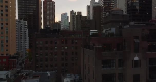 Wznoszący się do przodu latają w mieście. Różne kolory i kształt budynków mieszkalnych. Manhattan, Nowy Jork, USA — Wideo stockowe