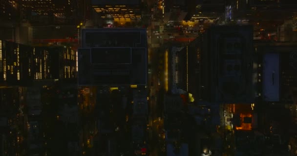 Las aves aéreas miran de arriba hacia abajo y ven edificios de gran altura y calles de la ciudad por la noche. Manhattan, Nueva York, Estados Unidos — Vídeos de Stock