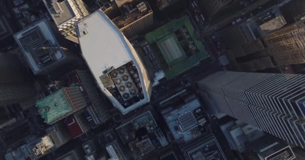 Aves aéreas vista desde arriba hacia abajo vista de edificios de oficinas o apartamentos en el centro de la ciudad. Vuela sobre modernas torres de gran altura. Manhattan, Nueva York, Estados Unidos — Vídeos de Stock