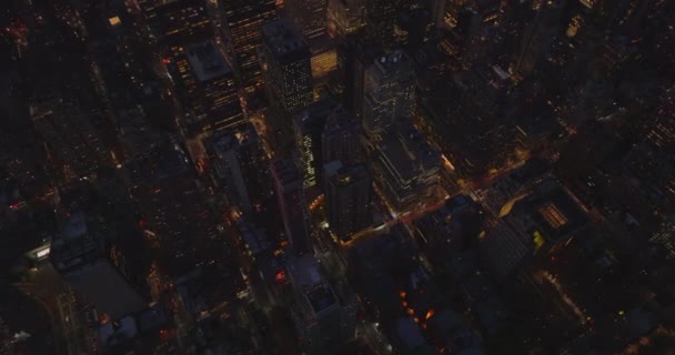 Imagens de alto ângulo de ruas e alta elevação no centro da cidade à noite. Grade regular de estradas e blocos construídos. Manhattan, Nova Iorque, EUA — Vídeo de Stock