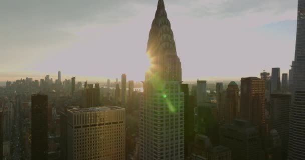 Filmagem ascendente do icônico Edifício Chrysler com pináculo de topo. Imagens aéreas contra pôr-do-sol. Manhattan, Nova Iorque, EUA — Vídeo de Stock