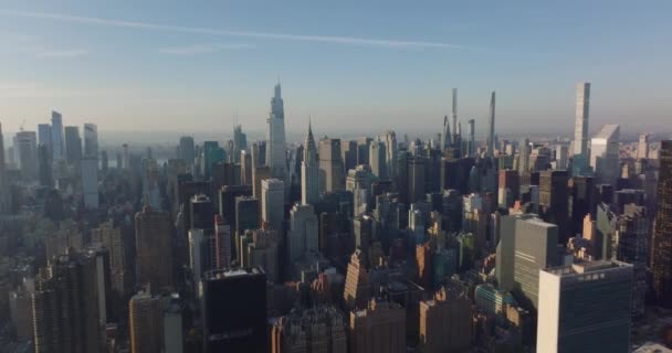 Visszarepülünk a város fölé. Légi panorámás kilátás a toronyház irodai tornyok fényes napsütésben. Manhattan, New York City, Amerikai Egyesült Államok — Stock videók