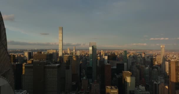 Fly above city in golden hour. Backwards reveal of beautiful top park of Chrysler Building lit by bright setting sun. Manhattan, New York City, USA — Vídeo de Stock