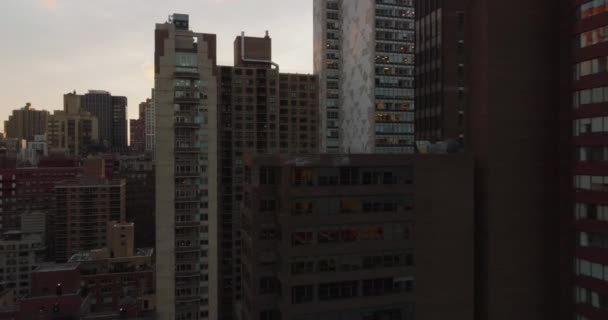 Framåt flyger mellan höghus i stan. Stora väggar med fönster. Manhattan, New York City, USA — Stockvideo