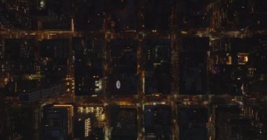 Havadan kuşların gözü yukarıdan aşağıya akşam şehrini görüyor. Sokaklara dizilmiş binaların düzenli blokları. Manhattan, New York City, ABD