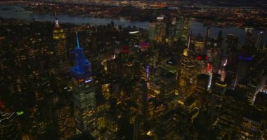 Gece şehrinin havadan görünüşü. Şehir merkezinde çok sayıda aydınlatılmış yüksek binalar var. Manhattan, New York City, ABD