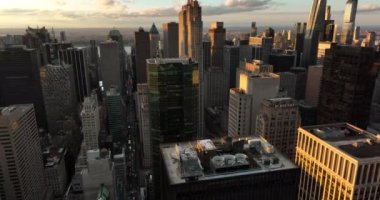 Şehirdeki yüksek binaların havadan görüntüsü. Gökdelenlerin arasındaki sokağa doğru eğil. Manhattan, New York City, ABD