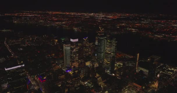 Edificios de apartamentos altos con ventanas iluminadas. Paisaje urbano nocturno de fondo. Manhattan, Nueva York, Estados Unidos — Vídeos de Stock