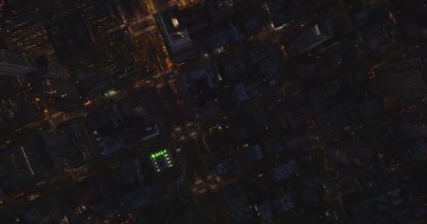 Luchtvogels oog boven hoofd naar beneden oplopend uitzicht op het verkeer in de straten in de nacht stad. Manhattan, New York City, Verenigde Staten — Stockvideo