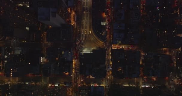 Vogelperspektive von oben nach unten Blick auf den dichten Verkehr rund um Queens Midtown Tunnel Eingang. Stadt bei Nacht. Manhattan, New York City, USA — Stockvideo