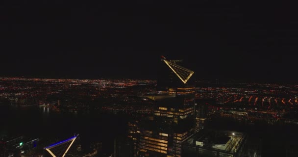İleri, gökdelenli modern gökdelenlere uçar. Arka planda gece manzarası. Manhattan, New York City, ABD — Stok video