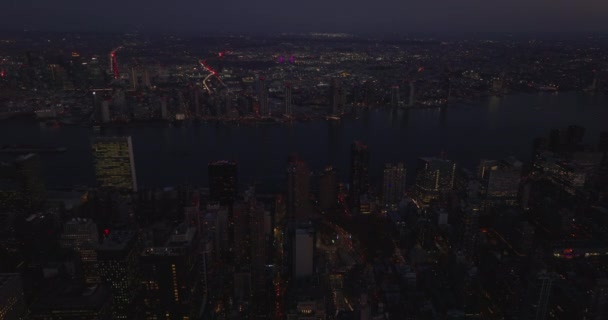 Aerial panoramic footage of high rise apartment buildings along banks of East River in evening. Manhattan, New York City, USA — Stock Video
