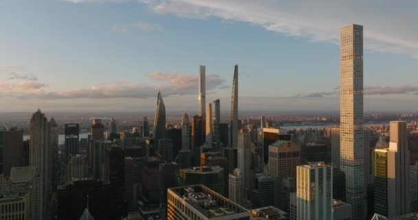 Vista aérea de torres de escritório modernas acima de edifícios de apartamentos altos no centro da cidade ao entardecer. Manhattan, Nova Iorque, EUA — Vídeo de Stock