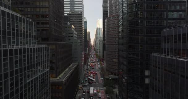 Leťte nad širokou třídou s hustým provozem. Ulice obklopená moderními mrakodrapy. Manhattan, New York City, USA — Stock video