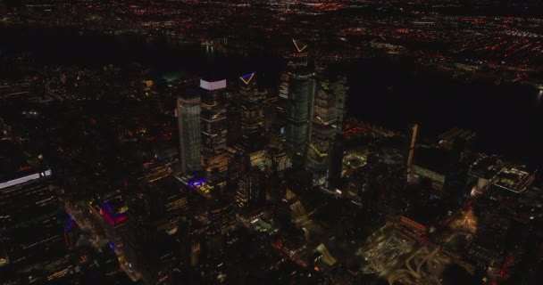 V noci letí nad městem. Osvětlená skupina vysokých činžovních domů. Manhattan, New York City, USA — Stock video