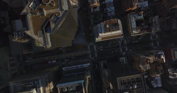 Aerial birds eye overhead top down view of regular blocks of buildings in city. Fly above high rise office of apartment buildings. Manhattan, New York City, USA — Vídeo de Stock
