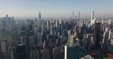 Şehir merkezindeki gökdelenlerin kaydırak ve pan görüntüleri. İkonik bir Vanderbilt, Chrysler ve Empire State Binası 'nın hava görüntüsü. Manhattan, New York City, ABD