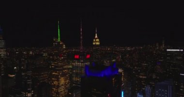 Geceleri şehrin havadan panoramik görüntüsü. Yüksek gökdelenlerin tepeleri aydınlandı. Times Meydanı 'na git. Manhattan, New York City, ABD
