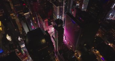Şehir merkezindeki modern yüksek binaların havadan inen görüntüleri. Times Meydanı 'ndaki reklamlardan renkli bir parıltı geliyor. Manhattan, New York City, ABD