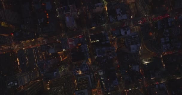 Aves aéreas olho em cima da vista para baixo do centro da cidade à noite. Tráfego intenso em ruas e avenidas noturnas. Manhattan, Nova Iorque, EUA — Vídeo de Stock