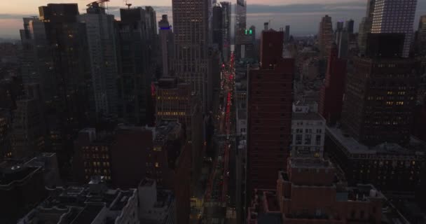 In der Abenddämmerung fliegen Vorwärts über die belebte Allee in der Innenstadt. Bremslichter von Autos auf der Straße. Manhattan, New York City, USA — Stockvideo