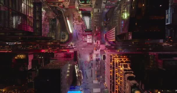 Luftaufnahmen von oben nach unten zeigen Autos, die auf Straßen fahren, die durch den Times Square führen. Manhattan, New York City, USA — Stockvideo