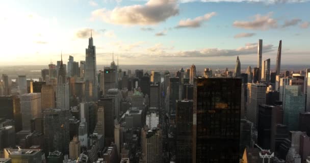 Luchtfoto van hoge moderne wolkenkrabbers in het centrum. Stadsgezicht in de late namiddag verlicht door ondergaande zon. Manhattan, New York City, Verenigde Staten — Stockvideo