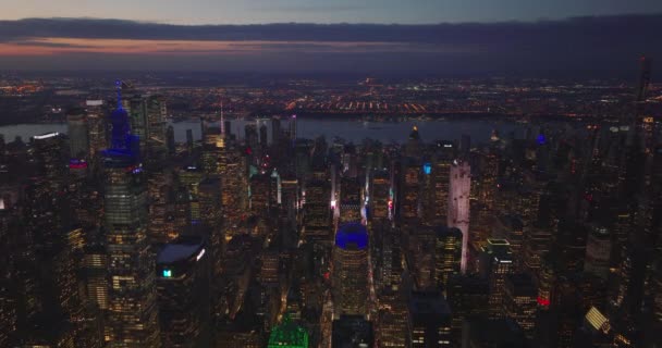 Varias luces de color en rascacielos en el centro de la ciudad. Imágenes panorámicas aéreas del paisaje urbano nocturno. Manhattan, Nueva York, Estados Unidos — Vídeo de stock