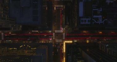 Gökyüzü kuşları gece şehrin caddelerini yukarıdan görüyorlar. Yüksek binalar arasındaki yollarda düşük trafik. Manhattan, New York City, ABD