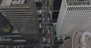 Şehir merkezindeki yüksek binalar arasındaki yüksek açı yükselen sokaklar. Araçlar kavşağın önünde kuyrukta bekliyor. Manhattan, New York City, ABD