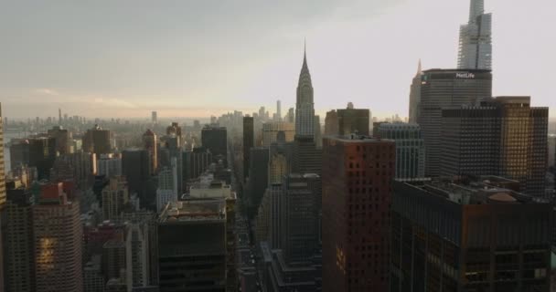 Napnyugtakor a belváros felett repülnek előre. jól ismert épületek légi rálátása. Manhattan, New York City, Amerikai Egyesült Államok — Stock videók
