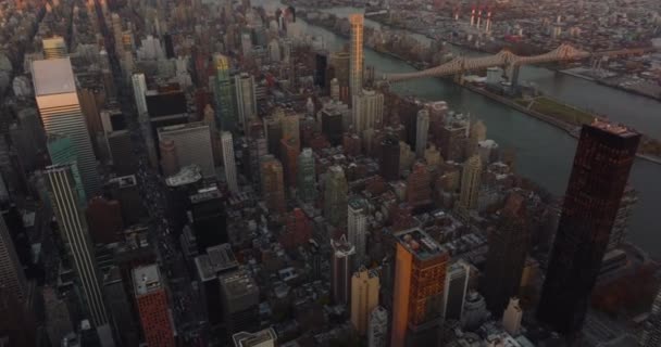 Hoge hoek uitzicht op hoge gebouwen gebouwd in blokken omzoomd door straten en lanen. Midtown in de schemering. Manhattan, New York City, Verenigde Staten — Stockvideo