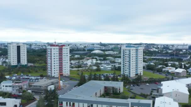 Reykjavik 'in yüksek binaları olan insansız hava aracı manzarası. Reykjavik şehir merkezinin hava görüntüsü. Kuşların gözü dünyanın en kuzeyindeki başkentin panoramik görüntüsünde. — Stok video