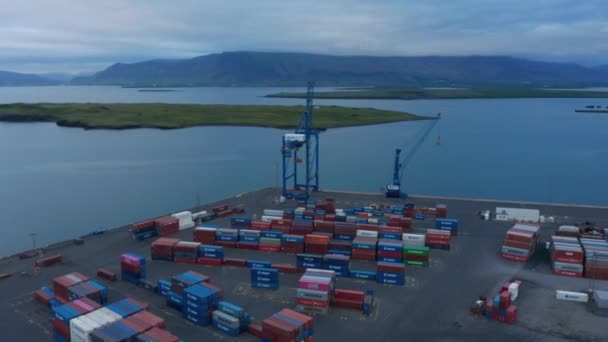 Ptačí oko Sundahofn přístav na východní straně Reykjavíku, Island hlavní město, se spoustou kontejnerů připraven k odeslání. Tento přístav je největším nákladním přístavem v zemi. Import a export — Stock video